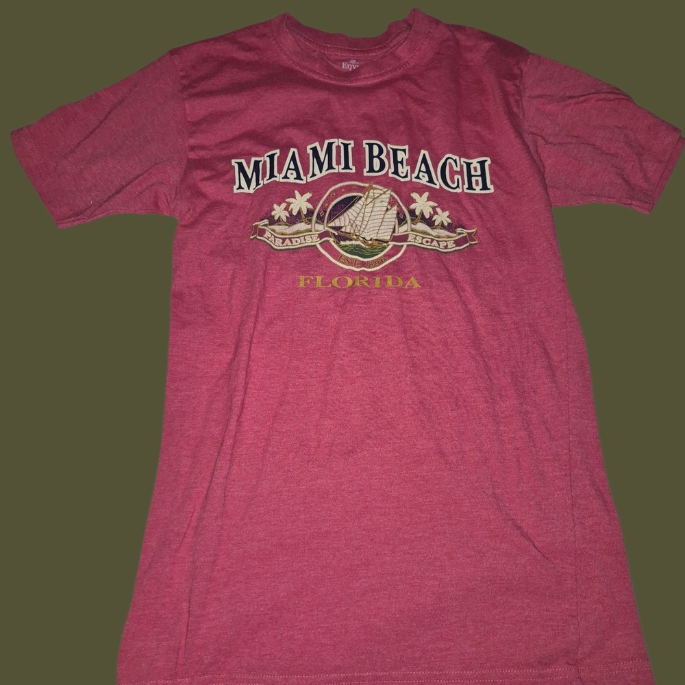 envy Miami Beach Graphic Tee in Maroon